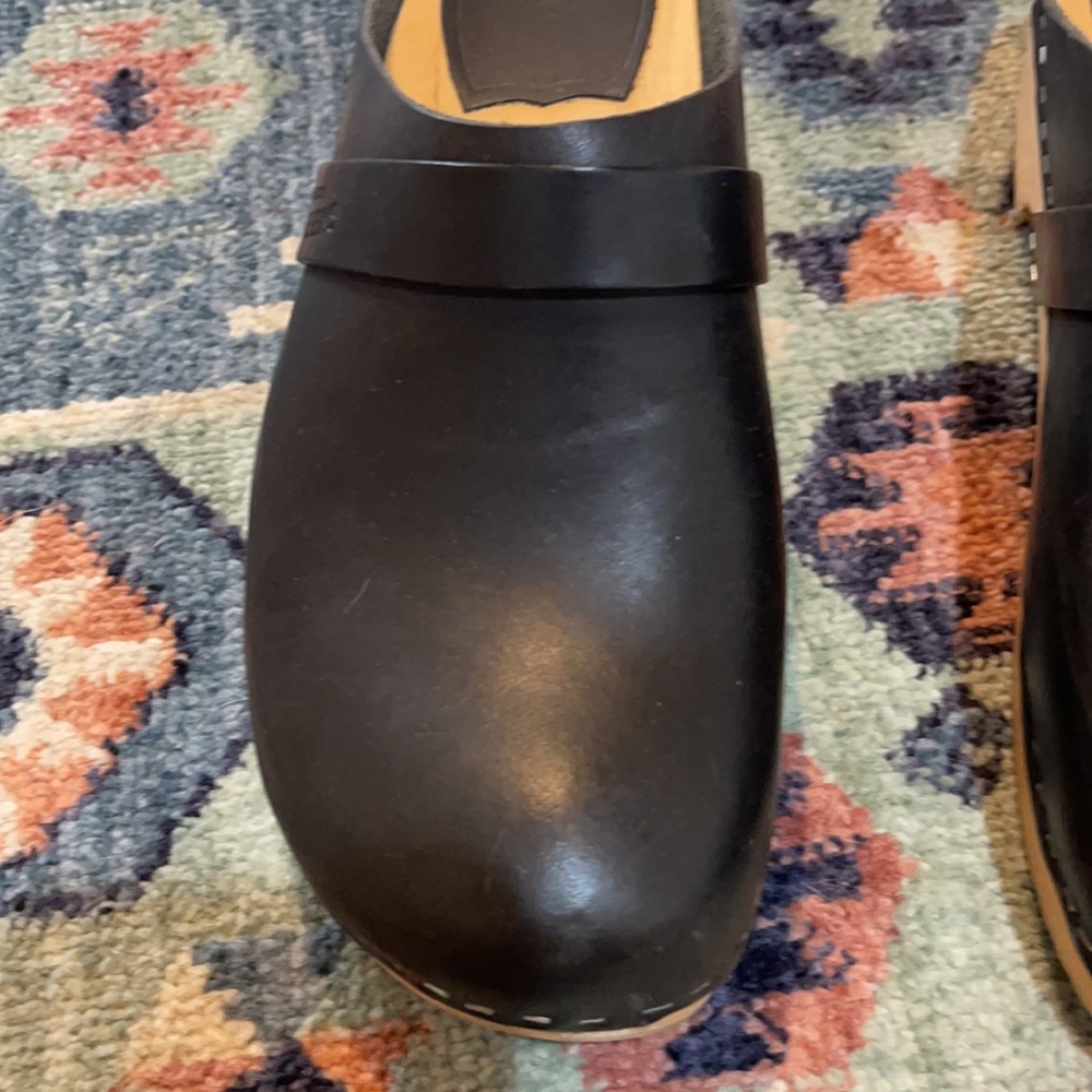 Swedish Hasbeens Black Leather Slip-On Clogs with Natural Sole - Picture 4 of 8